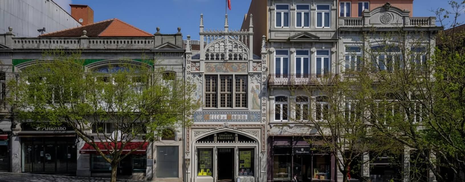 Facciata neogotica della Libreria Lello su Rua das Carmelitas